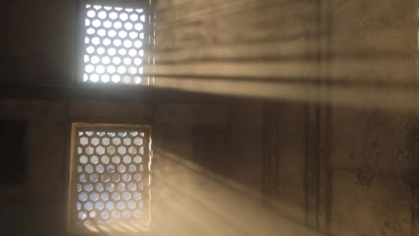 床と壁のイメージを反映して 太陽の光線の光に浸透 鉄格子の部屋の古いインテリア — ストック動画