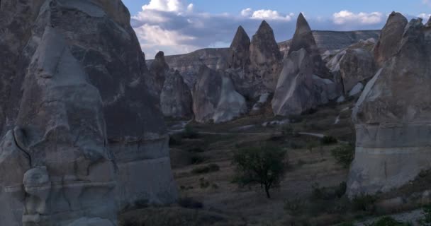 Luchtfoto Van Drone Vlucht Tussen Bergen Van Cappadocië Goreme Landschap — Stockvideo