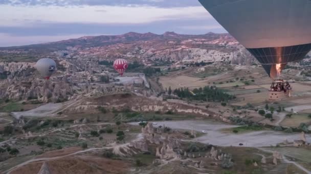 People Fly Balloon Sit Basket Many Colorful Balloons Flying Mountains — Stock Video