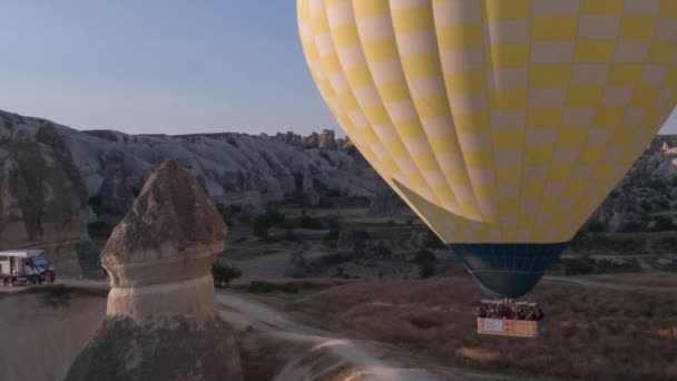 Délka Velké Žluté Bublině Koši Lidí Detail Létání Nad Horami — Stock video