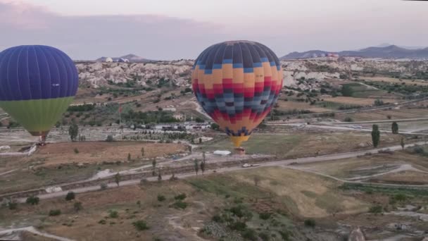 Viele Bunte Heißluftballons Fliegen Über Die Berge Kappadokien Bei Sonnenaufgang — Stockvideo