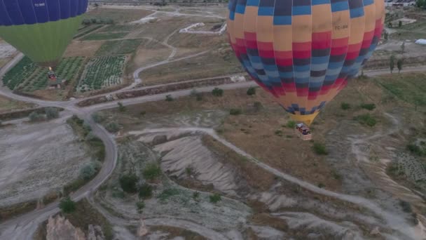 Muitos Balões Quente Coloridos Voam Acima Das Montanhas Panorama Capadócia — Vídeo de Stock