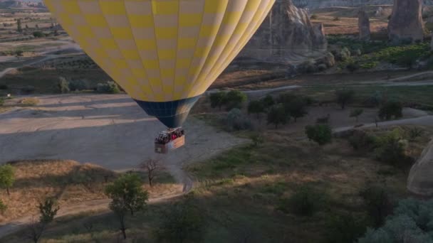 Span Large Yellow Balloon Basket People Close Flying Mountains Panorama — Stock Video