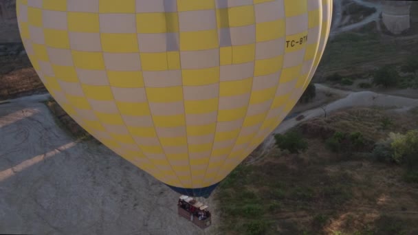 Extensão Grande Balão Amarelo Uma Cesta Pessoas Close Voando Sobre — Vídeo de Stock