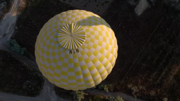 Loppet Stor Gul Ballong Korg Människor Närbild Flygande Över Bergen — Stockvideo