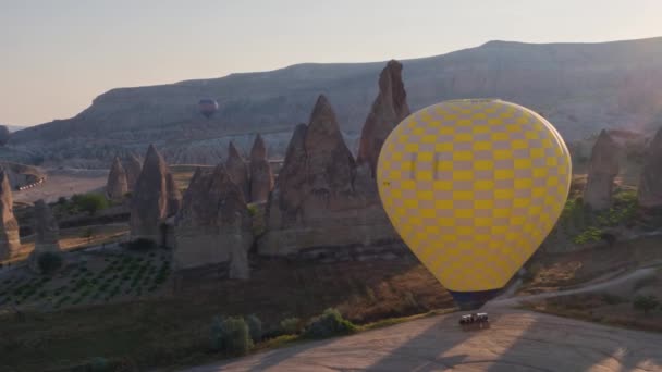 Span Large Yellow Balloon Basket People Close Flying Mountains Panorama — Stock Video
