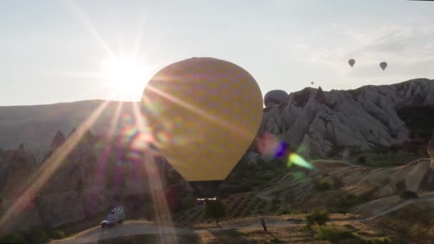 Span Large Yellow Balloon Basket People Close Flying Mountains Panorama — Stock Video