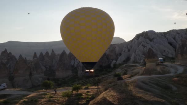 Die Spannweite Eines Großen Gelben Ballons Einem Korb Von Menschen — Stockvideo