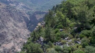 Akdeniz 'e akan yüksek kayalık kayalıklar. Panoramik manzara. Birkaç turist. Hava fotoğrafçılığı. 
