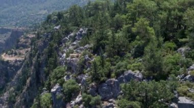 Akdeniz 'e akan yüksek kayalık kayalıklar. Panoramik manzara. Birkaç turist. Hava fotoğrafçılığı. 
