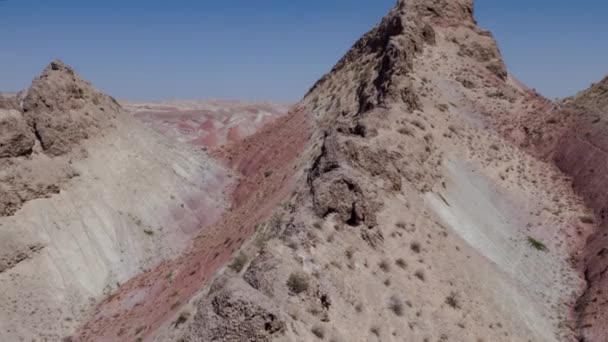 Volando Sobre Las Montañas Rojas Coloridas Arcoíris Cubiertas Con Patrones — Vídeo de stock