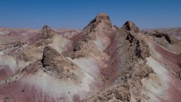 ユニークなパターン イランでおおわれた虹山赤 カラフルな飛んでください 航空写真 — ストック動画
