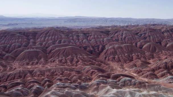 Volando Sobre Las Montañas Rojas Coloridas Arcoíris Cubiertas Con Patrones — Vídeos de Stock