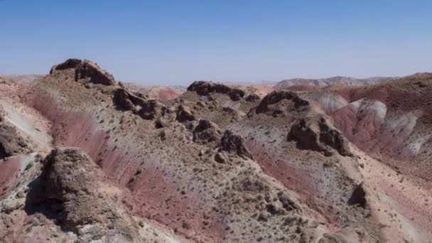 Volando Sobre Las Montañas Rojas Coloridas Arcoíris Cubiertas Con Patrones — Vídeo de stock