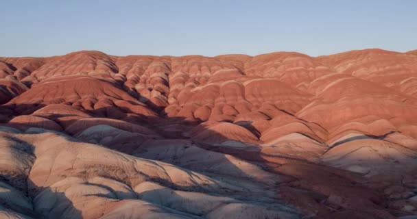 Volando Sobre Las Montañas Rojas Coloridas Arcoíris Cubiertas Con Patrones — Vídeos de Stock