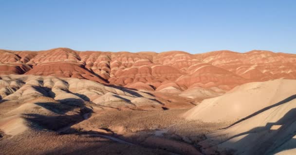 Voando Sobre Montanhas Vermelhas Coloridas Arco Íris Cobertas Com Padrões — Vídeo de Stock