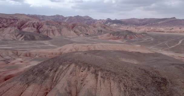 Volando Sobre Las Montañas Rojas Coloridas Arcoíris Cubiertas Con Patrones — Vídeo de stock