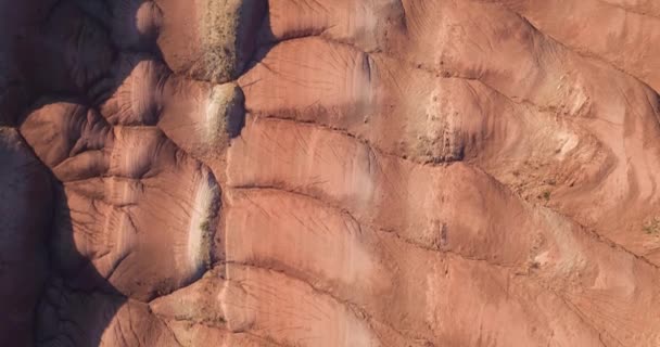 Fliegen Über Die Roten Bunten Regenbogenberge Bedeckt Mit Einzigartigen Mustern — Stockvideo
