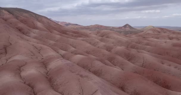 Volando Sobre Las Montañas Rojas Coloridas Arcoíris Cubiertas Con Patrones — Vídeo de stock