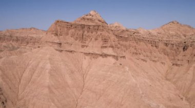 Çöldeki havadan uçuş, keskin kumlu uçurumlar, dağlar. Panoramik manzara. İran.