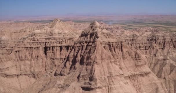 Volo Aereo Nel Deserto Scogliere Sabbia Taglienti Montagne Vista Panoramica — Video Stock