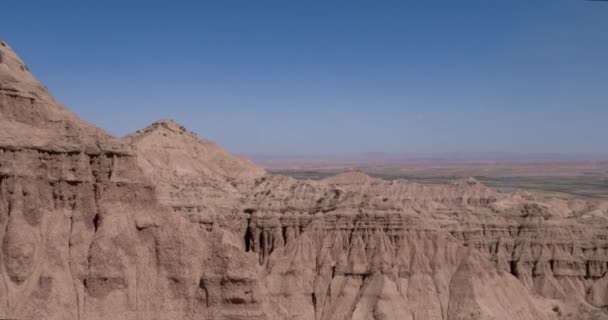 鋭い砂浜の崖 山の上の砂漠の空中飛行 パノラマビュー イラン — ストック動画
