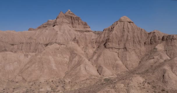 Vol Aérien Dans Désert Dessus Falaises Sablonneuses Pointues Montagnes Vue — Video