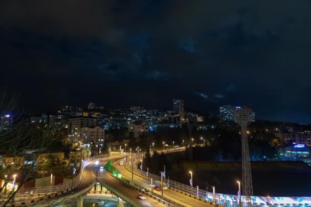 Νυχτερινός Φωτισμός Της Αστικής Κυκλοφορίας Μια Διασταύρωση Σότσι Timelapse — Αρχείο Βίντεο