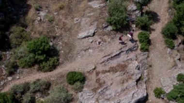 Akdeniz 'e akan yüksek kayalık kayalıklar. Panoramik manzara. Birkaç turist. Hava fotoğrafçılığı. 