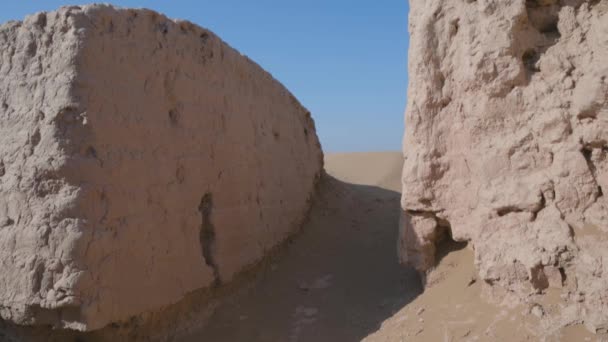 Ruines Une Ville Village Abandonnée Asie Centrale Journée Ensoleillée Venteuse — Video