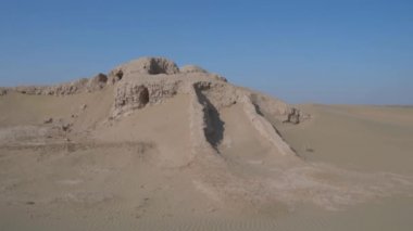 Terk edilmiş bir köy kasabası, Orta Asya harabeleri. Çölde Windy güneşli gün.