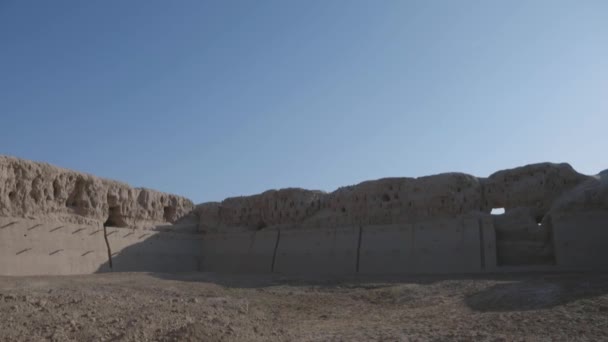 Ruïnes Van Een Verlaten Dorpsstad Centraal Azië Winderige Zonnige Dag — Stockvideo