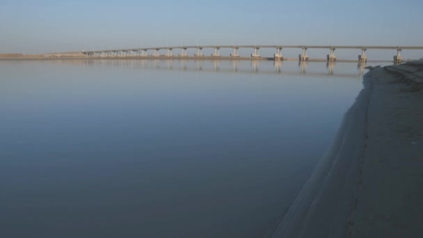 Tráfico Puente Camiones Ligeros Camiones Que Mueven Puente Hormigón — Vídeo de stock