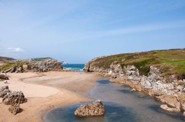 Küçük Sahili ve Deniz kenarındaki Doğal Kaya Kapısı olan Körfez