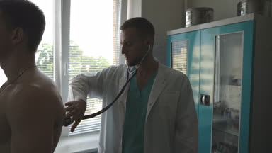 Tıbbi işçi dinleme kalp atışı atletik adam. Doktor muayene genç erkek hasta stetoskop ile. Adam hastanede ofisinde arka kontrol doktor. Yakın çekim