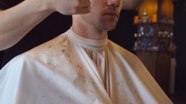 Erkek Kuaför kesim saç erkek istemcisinin kullanarak makas ve berber dükkanı tarak. Saç şekillendirme işlemi. Ağır çekim yakın çekim