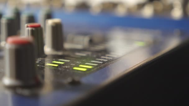 Vue rapprochée de la table de mixage avec boutons et clignotants indicateurs de lumière verte dans le studio d'enregistrement moderne. Mouvement lent — Video