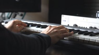 Eller erkek müzisyen synthesizer oynarken. Mens silah çalış solo müzik veya yeni melodi. Piyanist piyano tuşları, parmakları kapatın. Ağır çekim arka geri görüntülemek Isolated vurdu