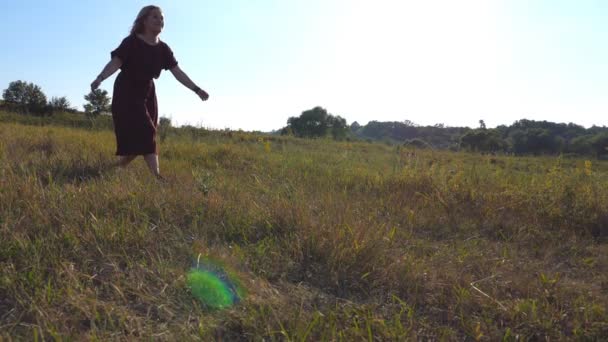 Perfil de menina feliz com cabelo loiro chamando seu cão bonito e acariciá-la no campo. Siberian husky jogging para proprietário do sexo feminino e jogando no prado. Mulher passar tempo com seu animal de estimação na natureza. Movimento lento — Vídeo de Stock