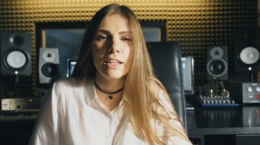 Ses stüdyosunda şarkı söyleyen güzel kız portresi. Genç kadın şarkıcı duygusal şarkı söyler. Arka plan ekipman ile kadın söylüyor. Yaratıcı müzisyen çalışma. Haritayı iş kavramı. Yakın çekim