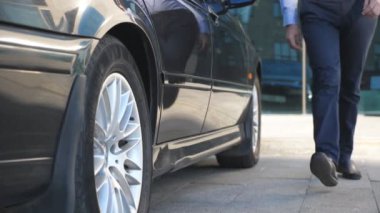 Sürücü arabaya geliyor ve iş adamına kapıyı açıyor. Şoför, erkek yolcular için otomobilin kapısını açtı. İşadamı arabadan indi ve ofis binasına gitti. Yavaş Hareket