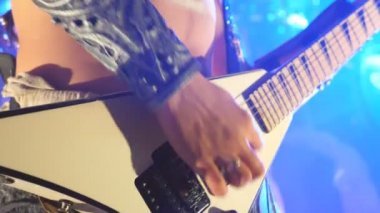 Tanınmayan adam elektrik gitar aşamada konser sırasında oynamak. Dizeleri, gitarist parmakları kapatın. Eller erkek müzisyen solo rock müzik performans. Ağır çekim