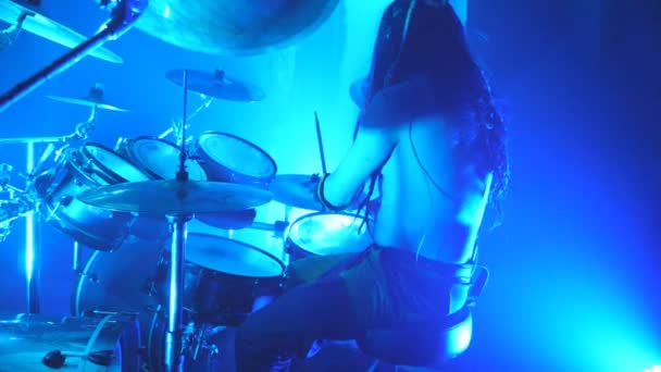Profil eines nicht wiederzuerkennenden professionellen Schlagzeugers, der hölzerne Drumsticks hält und während eines Rock-Konzerts drinnen auf ein Schlagzeug schlägt. Nahaufnahme des Prozessspiels auf einem Musikinstrument. Seitenansicht Zeitlupe — Stockvideo