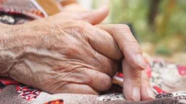 Buruşuk ellerinin dışında Masaj yapma büyükanne. Yaşlı kadın kolları açık dikkat çekici. Yan görünümü ağır çekim kapatın