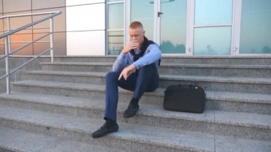 Dolly bina ve hırka ile öfke açık omuz kapalı alarak ofisinin merdivenlerde oturan çaresiz genç iş adamı vurdu. Üzgün üzgün Yöneticisi çok kötü bir haber aldım ve ağlayan. Yakın çekim