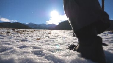 Arka dikiz kadar güneşli gün çayır karlı tepe tırmanma sopa ile tanınmaz biri. Kar sahada trekking ve kış seyahat zevk genç uzun yürüyüşe çıkan kimse. Sağlıklı aktif yaşam tarzı. Ağır çekim