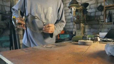 Mekanik iş işlemi sırasında detay eller. Repairer ayrıntı denetler sonra çalışmasına. Adam onun garaj veya atölye çalışıyor. Ağır çekim yakın çekim