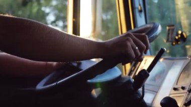 Tanınmayan adam ellerini direksiyonun üzerine basılı tutup ülke Road üzerinde sıcak yaz günü araba. Kamyon şoförü ile hedefe gidiyor. Kamyon taksiden görüntüleyin. Ağır çekim yakın çekim
