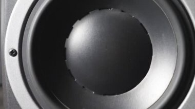 Kayıt stüdyosu profesyonel sub-woofer taşınmayı kapatın. Bir siyah yuvarlak Titreşimli ve ses titreşimli ses hoparlör düşük frekansta. Yüksek sadakat hoparlör membran eseri. Ağır çekim