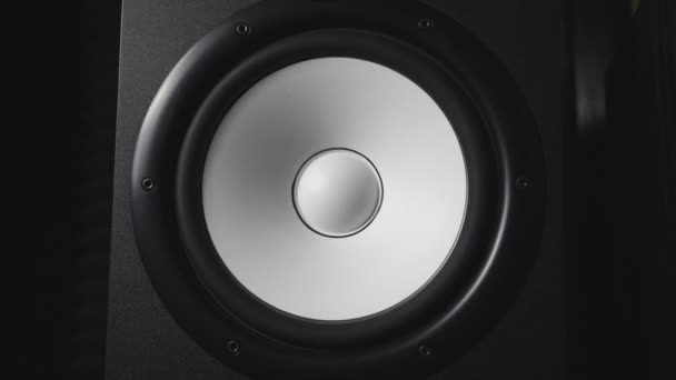 Zamknąć z przejściem nowoczesne Glonik niskotonowy studio nagrań. Biały okrągły głośnik audio pulsujące i wibracyjne od dźwięku o niskiej częstotliwości. Praca wysokiej jakości membrany głośnika. Zwolnionym tempie — Wideo stockowe
